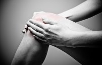 Почему щелкают колени и болят при разгибании: причины щелчков в суставе