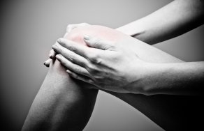 Почему щелкают колени и болят при разгибании: причины щелчков в суставе