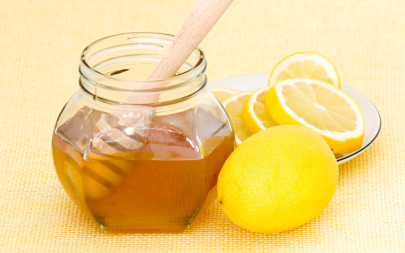 Полезные свойства лечебной смеси на основе меда, лимона и корня сельдерея